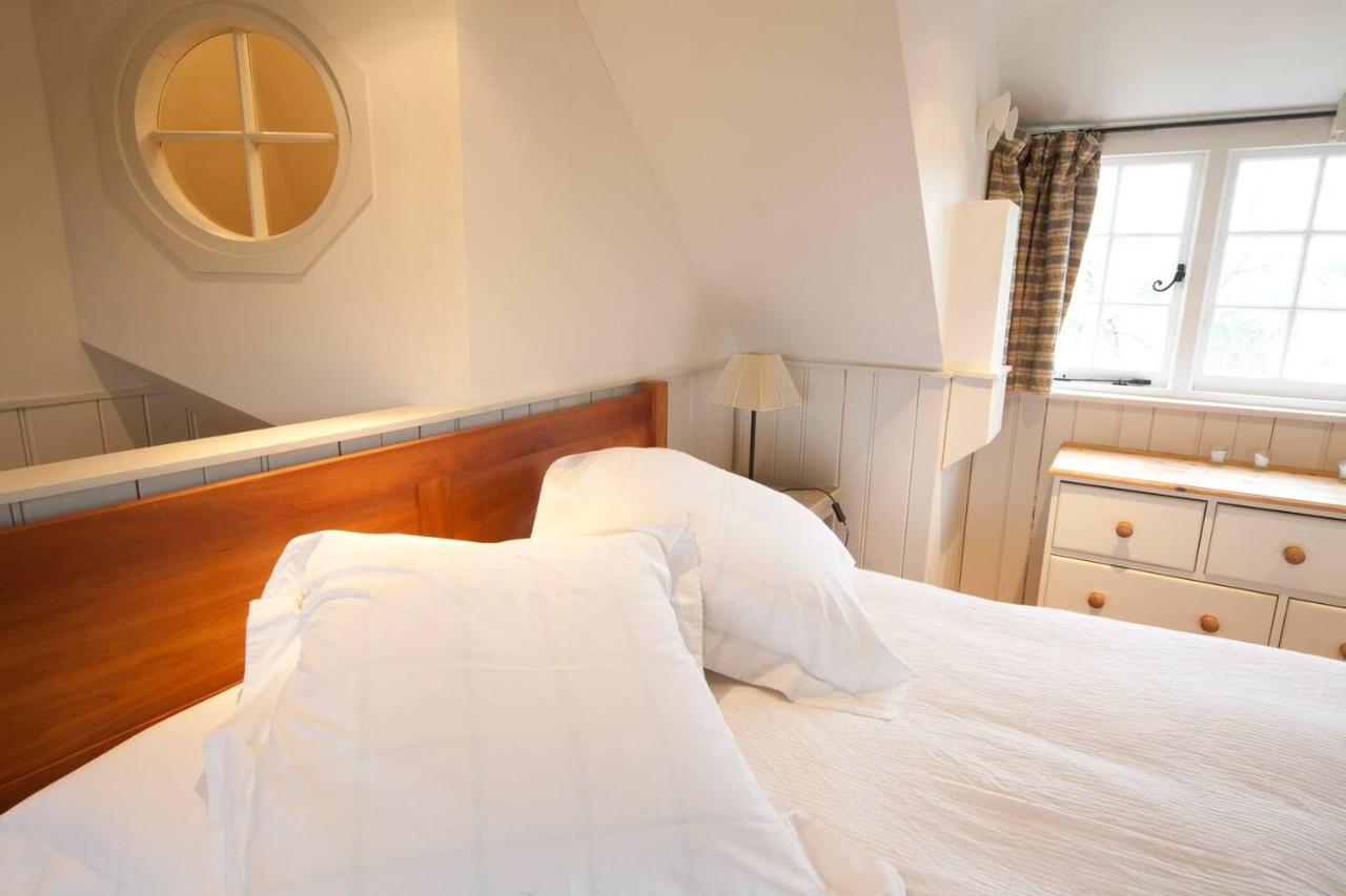 The Lodge: Adorable, Romantic Thatched Cottage Freshwater Εξωτερικό φωτογραφία