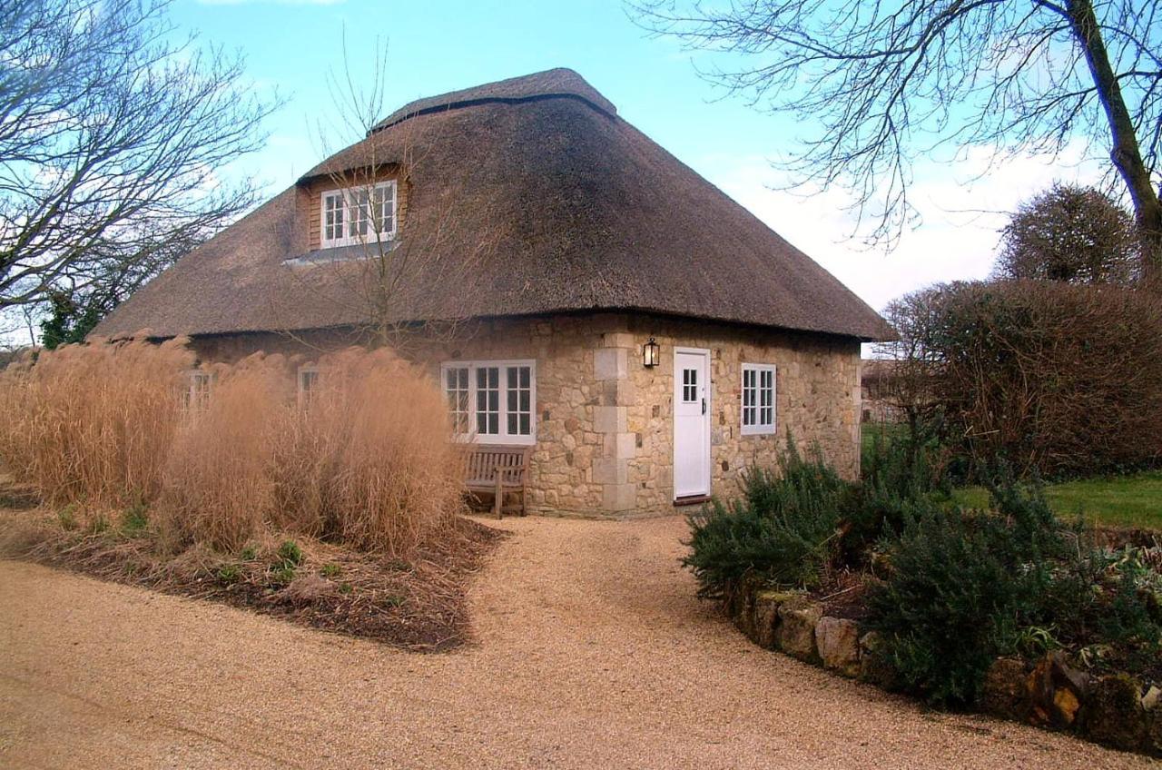 The Lodge: Adorable, Romantic Thatched Cottage Freshwater Εξωτερικό φωτογραφία