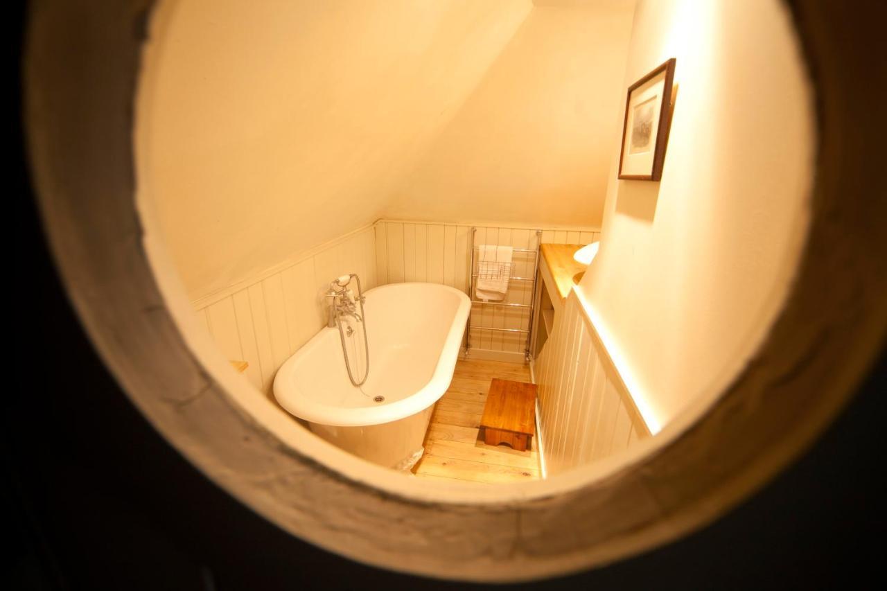 The Lodge: Adorable, Romantic Thatched Cottage Freshwater Εξωτερικό φωτογραφία